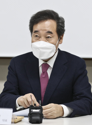 이낙연 민주당 대표가 6일 서울강서아동보호전문기관을 방문, 관계자들과 간담회를 하고 있다. 국회사진기자단=연합뉴스